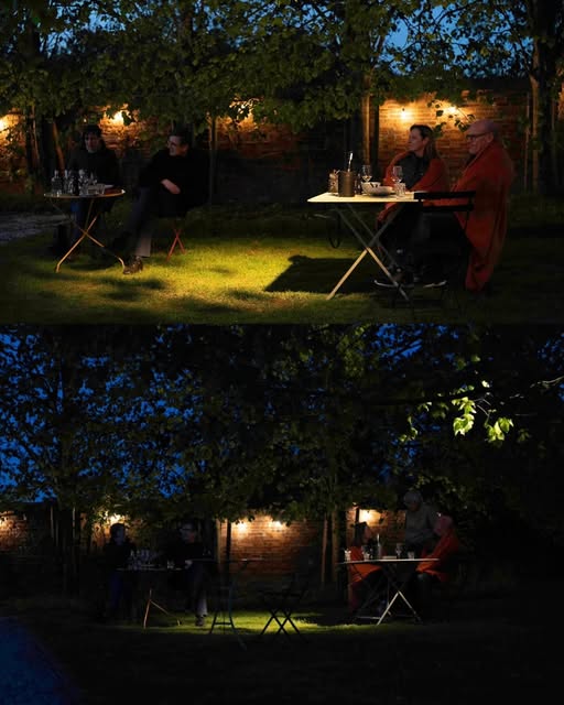 De tuin ’s avonds met lichtjes boven de tafels
