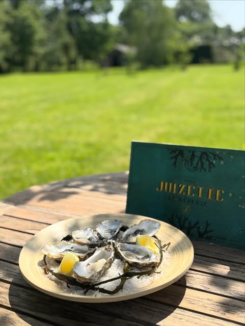 Oesters met citroen op een houten tafel