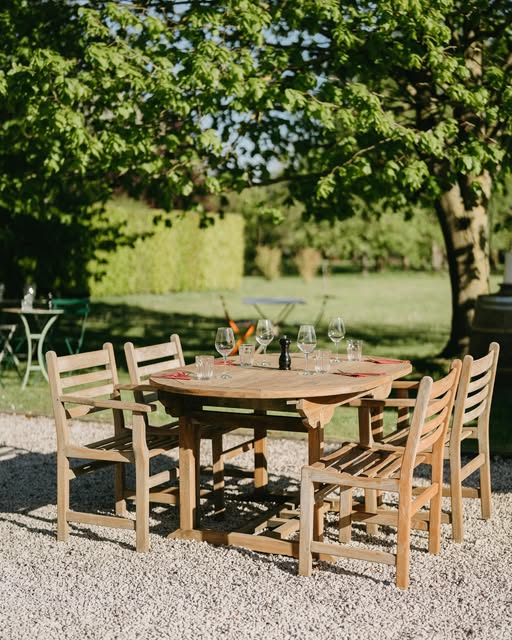 Houten tafel met wijnglazen in de tuin