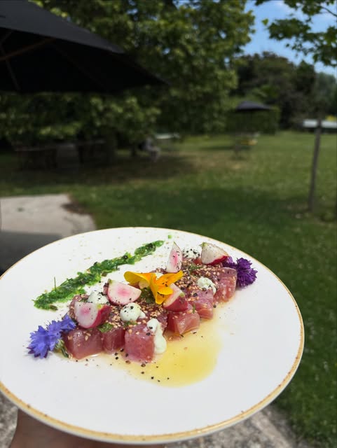 Crudo van tonijn met radijs en eetbare bloemen